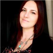 Da 4 anni insegnante di italiano per stranieri all'estero, laureata in comunicazione interculturale, chitarrista e cantante